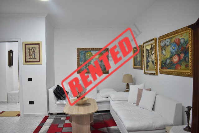 Apartament 2+1 me qira ne rrugen Tish Dahia, prane Kompleksit Kika 2 ne Tirane.
Shtepia eshte e poz